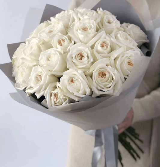 Close-up of fragrant White O’Hara garden roses arranged for luxury delivery in UAE