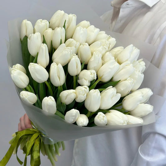 White tulips bouquet arranged simply and elegantly – flower delivery Dubai